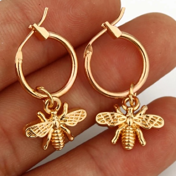 NWOT 18K gold plated bee earrings - Picture 3 of 4